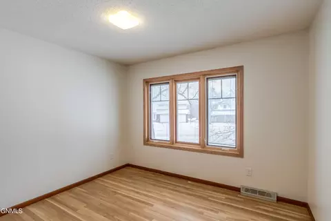 Bedroom - 2511 Stevens St, Bismarck, ND 58503 photo 6 of 10