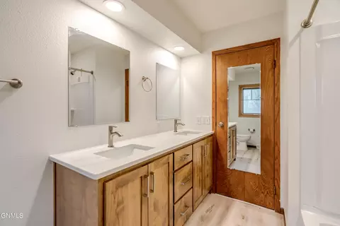 Bath - 2511 Stevens St, Bismarck, ND 58503 photo 5 of 10