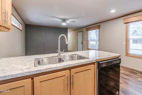 403 E Prairie Ln, Mandan, ND 58554 photo 11