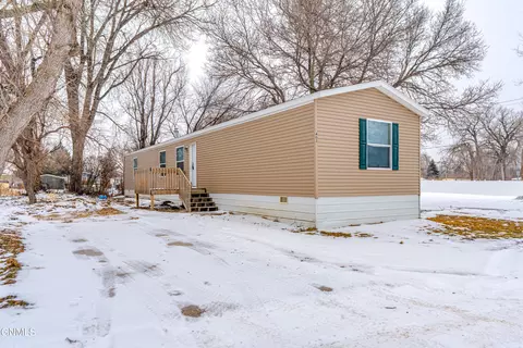 403 E Prairie Ln, Mandan, ND 58554