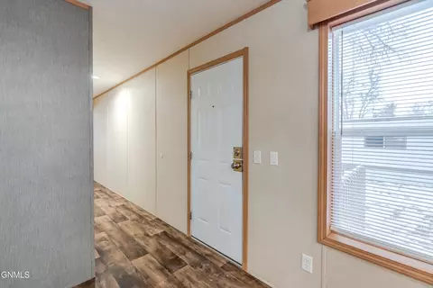 403 E Prairie Ln, Mandan, ND 58554 photo 2