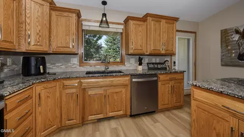 3100 Chisholm Trl, Bismarck, ND 58503 photo 13