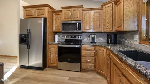 3100 Chisholm Trl, Bismarck, ND 58503 photo 14