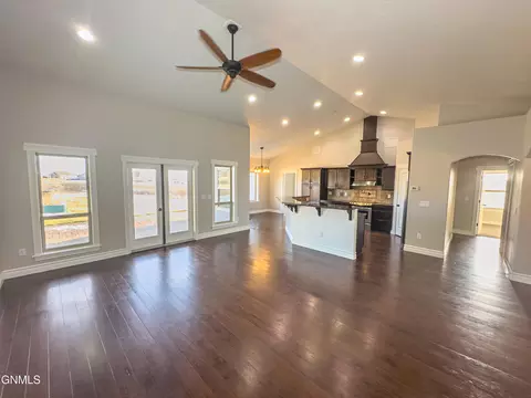2004 16th St E, Williston, ND 58801