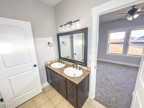 Bath - 2004 16th St E, Williston, ND 58801 photo 2 of 6