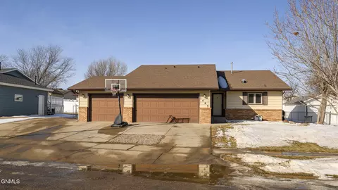 1405 4th Ave NE, Mandan, ND 58554