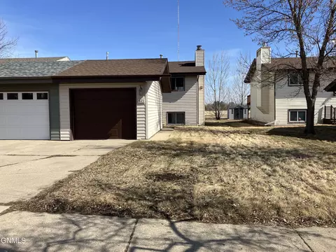 621 35th St N, Bismarck, ND 58501