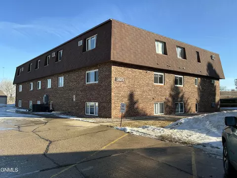 1825 Grandview Ln S, Bismarck, ND 58503