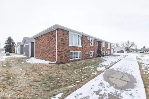 121 Sweet Ave E, Bismarck, ND 58504