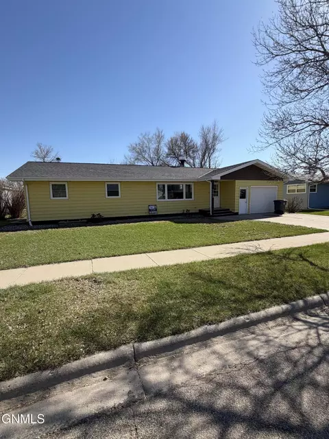 202 3rd Ave SE, Crosby, ND 58730