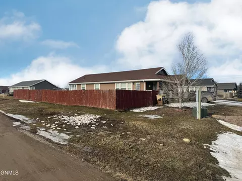 5605 Lukenbill Ave, Williston, ND 58801 photo 2