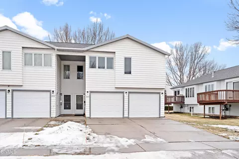 2831 Warwick Loop, Bismarck, ND 58504