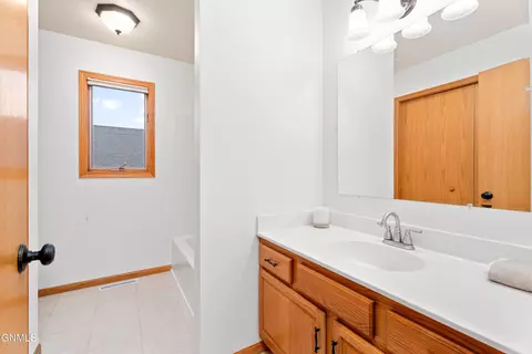 Bath - 2831 Warwick Loop, Bismarck, ND 58504 photo 2 of 4