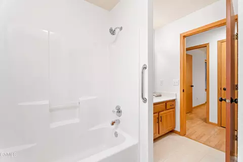 Bath - 2831 Warwick Loop, Bismarck, ND 58504 photo 3 of 4