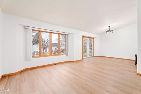 Living - 2831 Warwick Loop, Bismarck, ND 58504 photo 2 of 2