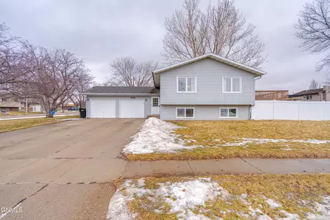 1701 Oakland Dr, Bismarck, ND 58504