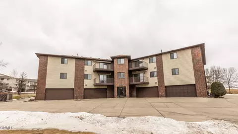 3333 Montreal St, Bismarck, ND 58503