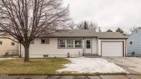 1404 11th St N, Bismarck, ND 58501