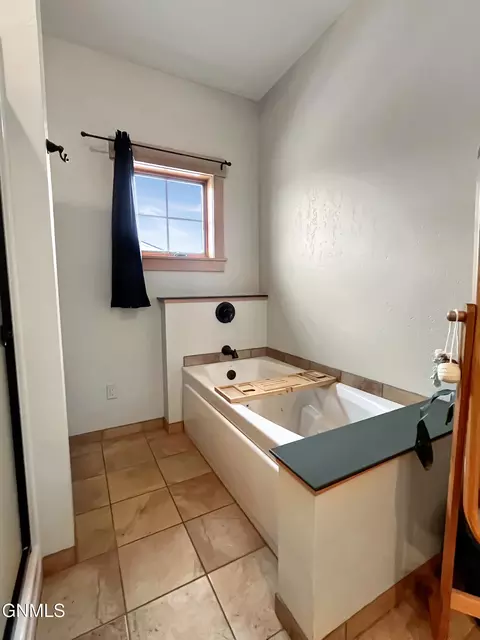 Bath - 2319 27th Ave W, Williston, ND 58801 photo 2 of 5