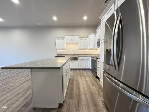 127 Kenner Loop, Bismarck, ND 58504 photo 11