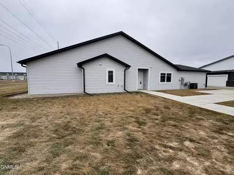 127 Kenner Loop, Bismarck, ND 58504 photo 3