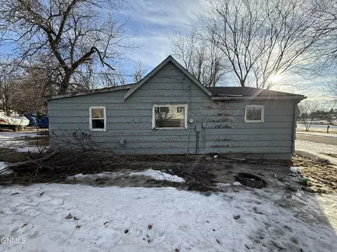 510 2nd Ave E, Gackle, ND 58442