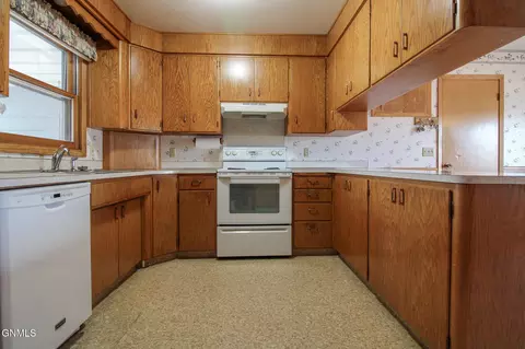Kitchen - 2105 3rd St N, Bismarck, ND 58501 photo 4 of 4