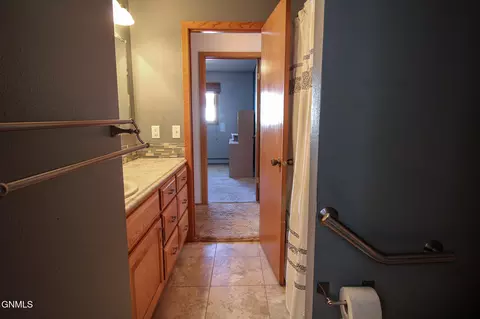 Bath - 2105 3rd St N, Bismarck, ND 58501 photo 3 of 6