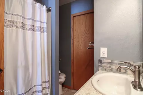 Bath - 2105 3rd St N, Bismarck, ND 58501 photo 2 of 6