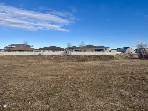 4205 Shoal Loop SE, Mandan, ND 58554