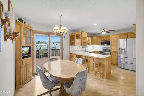 836 24th St W, Dickinson, ND 58601