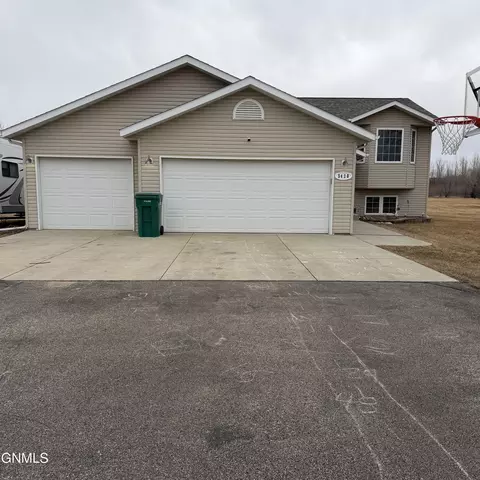 5420 Prairiewood Dr, Bismarck, ND 58504