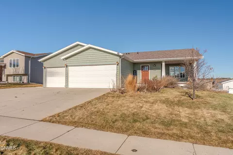 4424 Chamberlain Dr, Bismarck, ND 58503