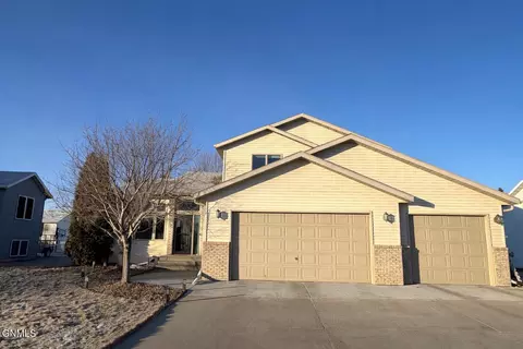 2108 Santa Barbara Dr, Bismarck, ND 58504