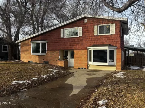 1012 18th St W, Williston, ND 58801