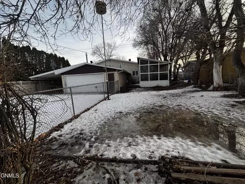 Exterior - 1012 18th St W, Williston, ND 58801 photo 3 of 3