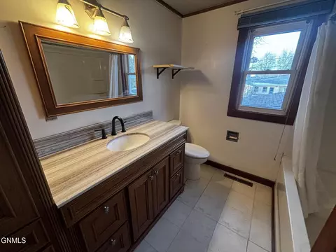 Bath - 1012 18th St W, Williston, ND 58801 photo 2 of 4