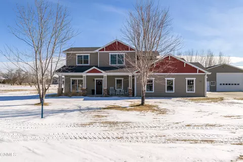 8629 Kings Ln, Bismarck, ND 58503