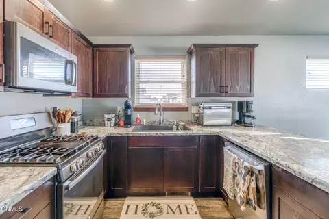 Kitchen - 6830 Dolan Dr, Lincoln, ND 58504 photo 7 of 9