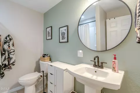 Bath - 6830 Dolan Dr, Lincoln, ND 58504 photo 8 of 10