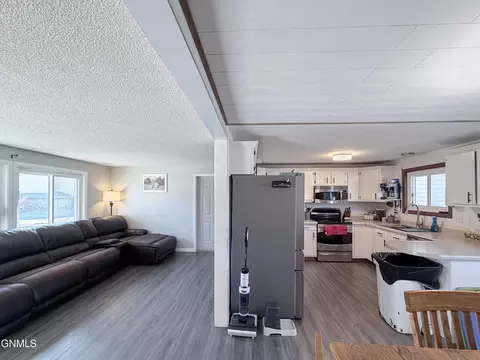 2325 17th Ave W, Williston, ND 58801 photo 9