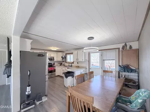 2325 17th Ave W, Williston, ND 58801 photo 11