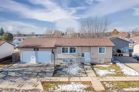 2325 17th Ave W, Williston, ND 58801 photo 3