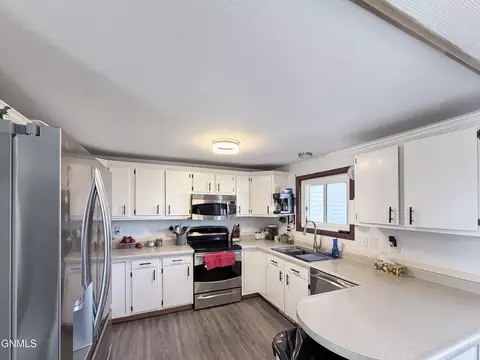 2325 17th Ave W, Williston, ND 58801 photo 7