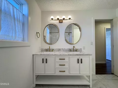 Bath - 1502 Cimarron Dr, Bismarck, ND 58503 photo 5 of 7