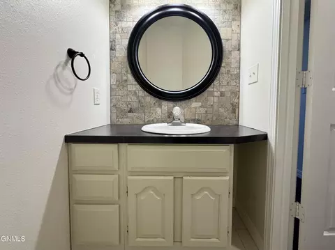Bath - 1502 Cimarron Dr, Bismarck, ND 58503 photo 2 of 7