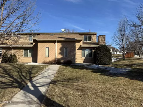 1502 Cimarron Dr, Bismarck, ND 58503