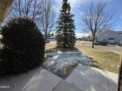 Exterior - 1502 Cimarron Dr, Bismarck, ND 58503 photo 2 of 2