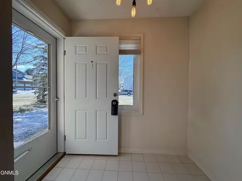 Entry Way - 1502 Cimarron Dr, Bismarck, ND 58503 photo 2 of 7