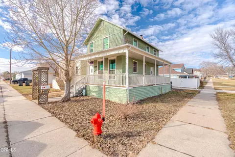 310 1st St NE, Mandan, ND 58554